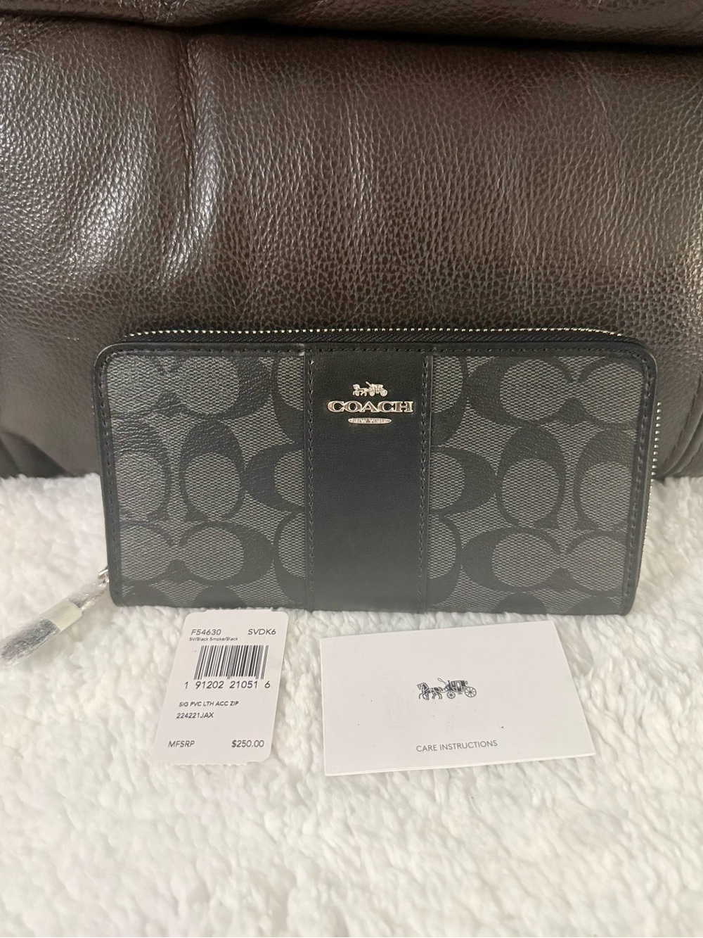 Coach Accordion Zip Wallet In Signature Canvas Smoke Black
F54630